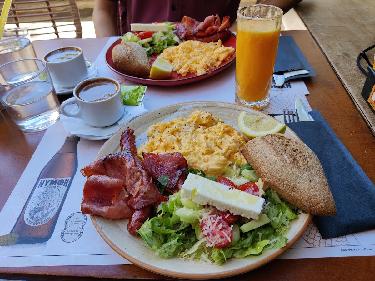 Plakaki Cafe - Photo 5