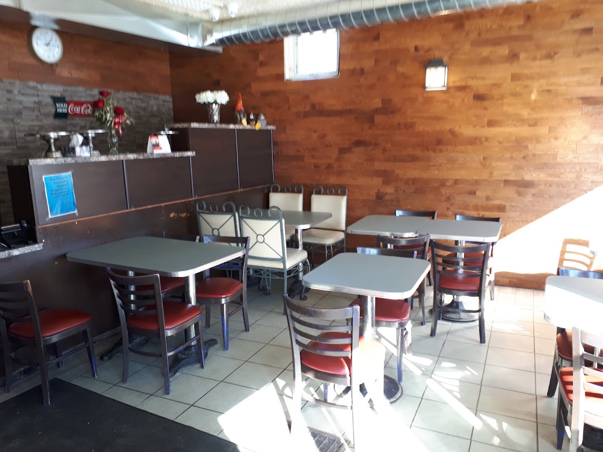 Louis' Pizzeria - Photo 7