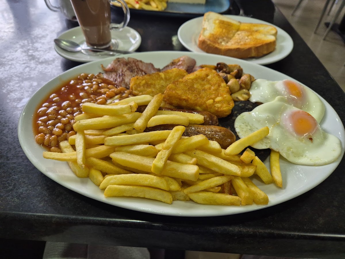 Gatwick Pop Inn Cafe - Photo 2