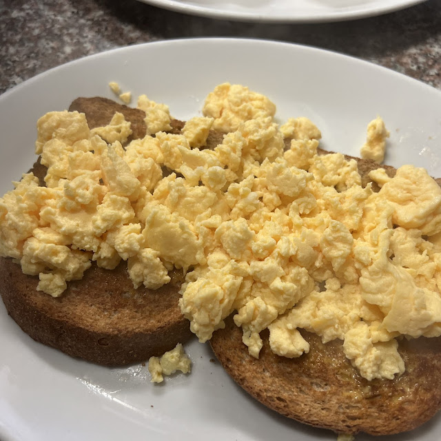 Scrambled Egg on 2 Toast