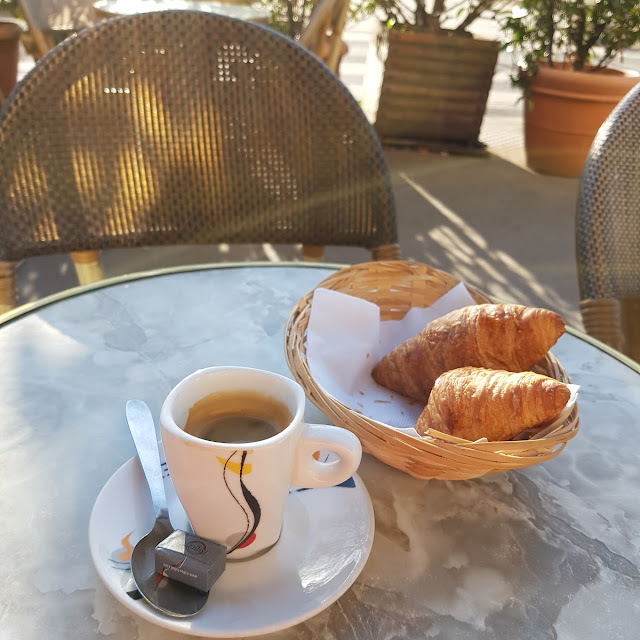 Cappuccino Avec Croissants