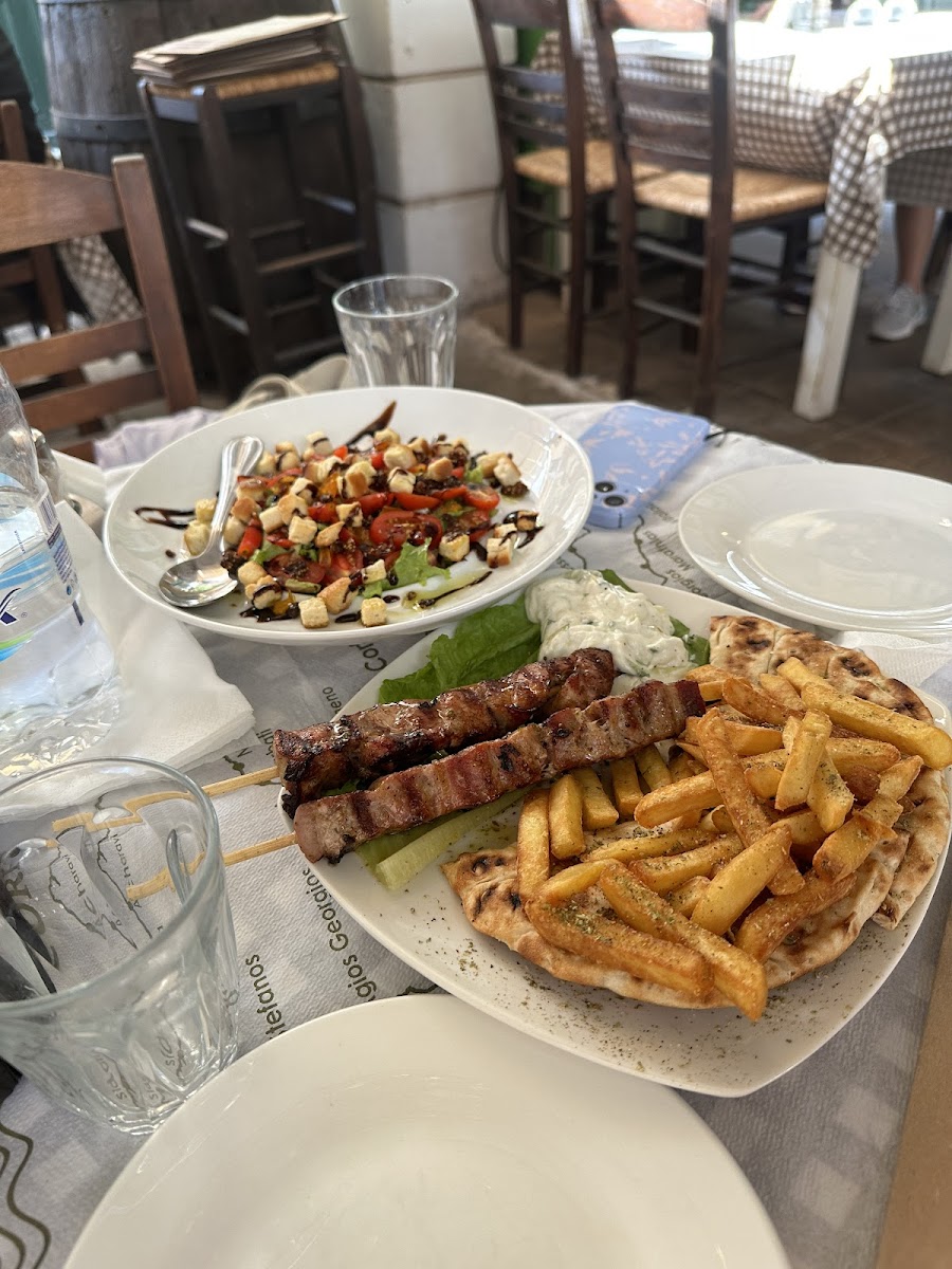 Taverna Averto Cafe - Photo 2