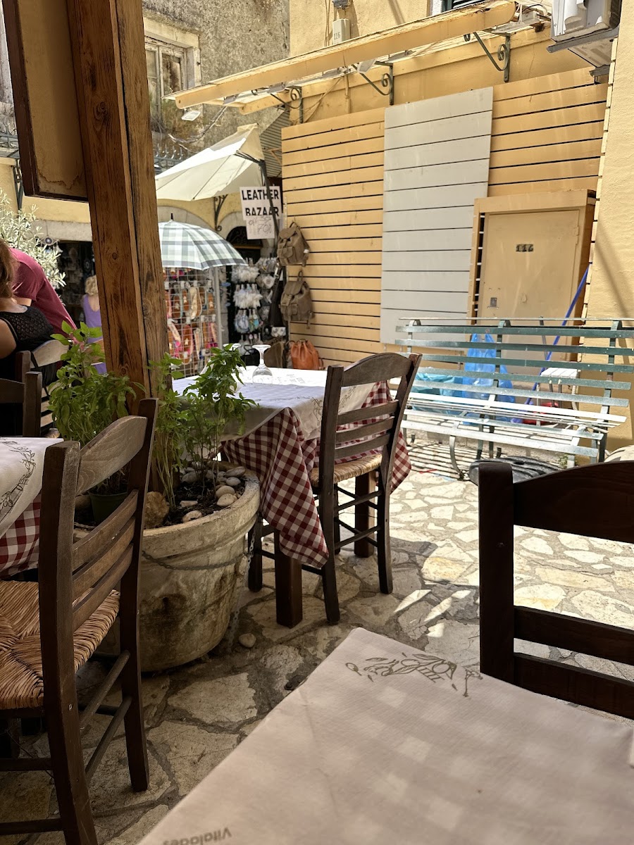 Taverna Averto Cafe - Photo 4
