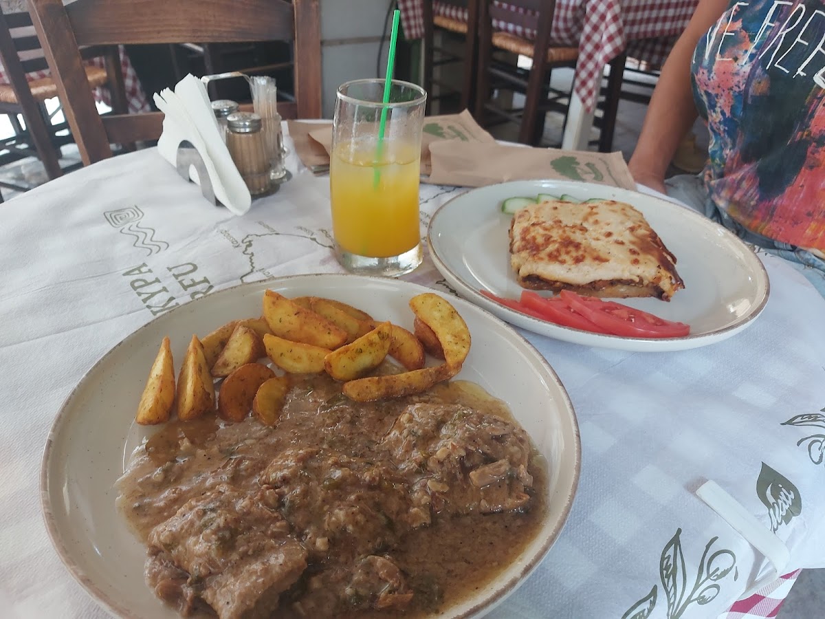 Taverna Averto Cafe - Photo 7