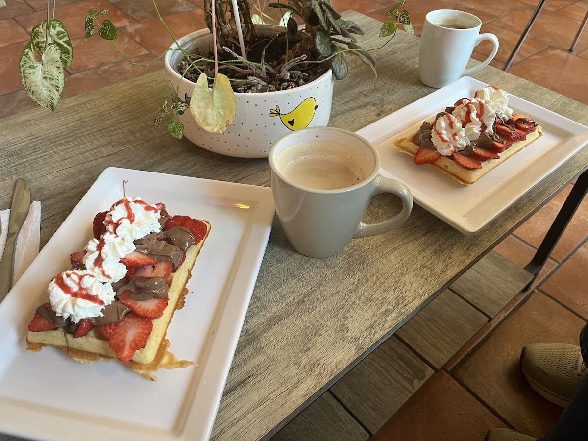 Leon's Cafe Gourmet Belgian Specialties - Photo 2