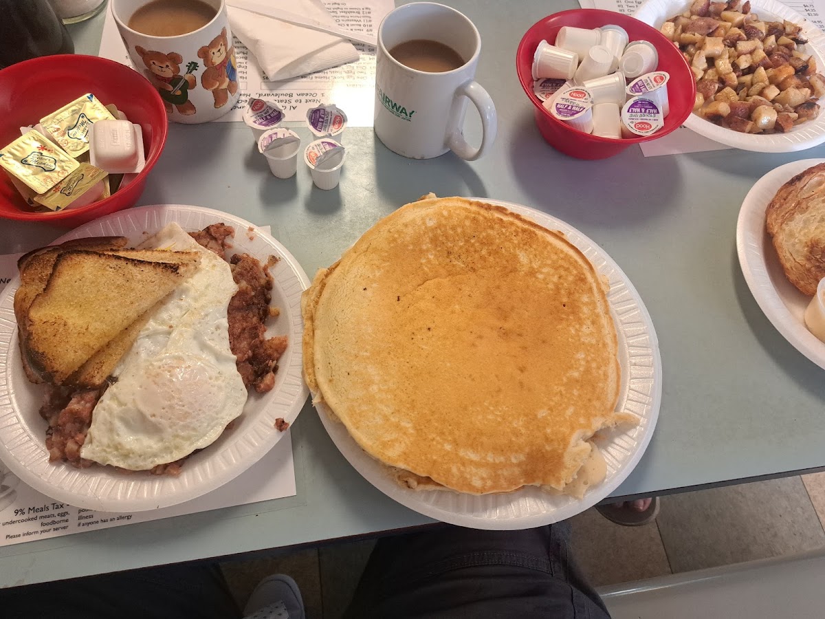 Al Gauron Luncheonette - Photo 1