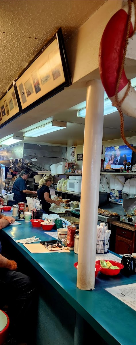 Al Gauron Luncheonette - Photo 7