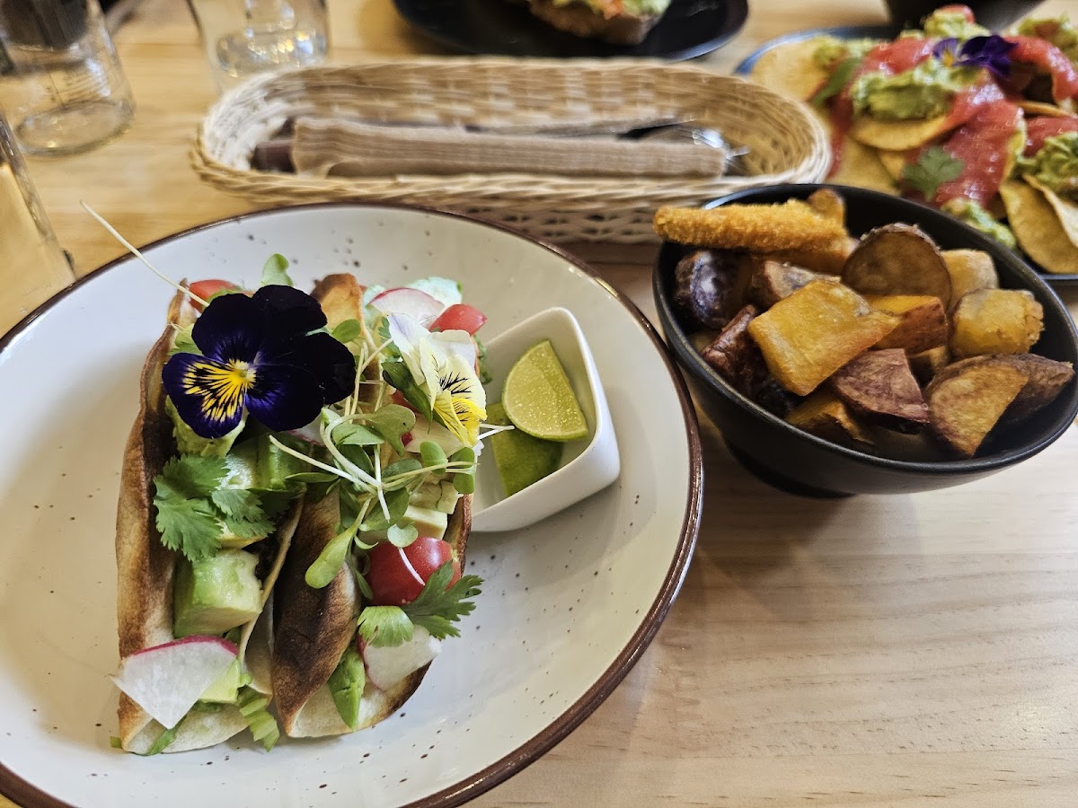 Avocado, toast & more. - Photo 3