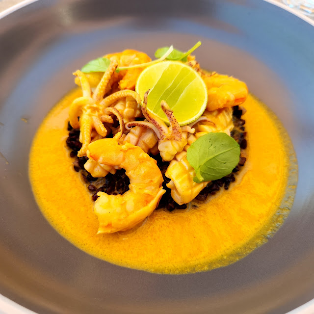 Marinière D'Encornets Et Crevettes Au Coulid De Carapace Riz Noir