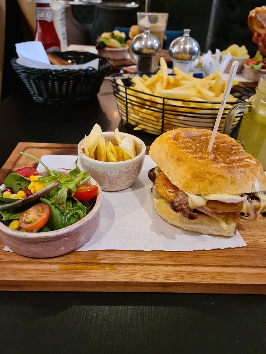 Marlo's Brasserie - Photo 4