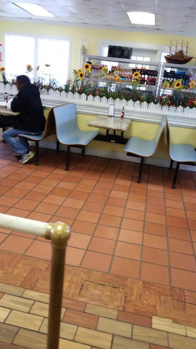 Mary Lee Do-Nuts / Bears Seafood & Po Boys - Photo 3