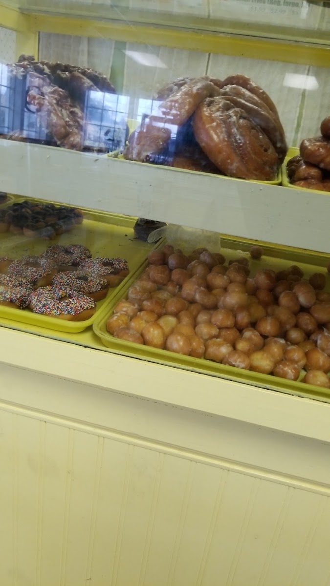 Mary Lee Do-Nuts / Bears Seafood & Po Boys - Photo 4