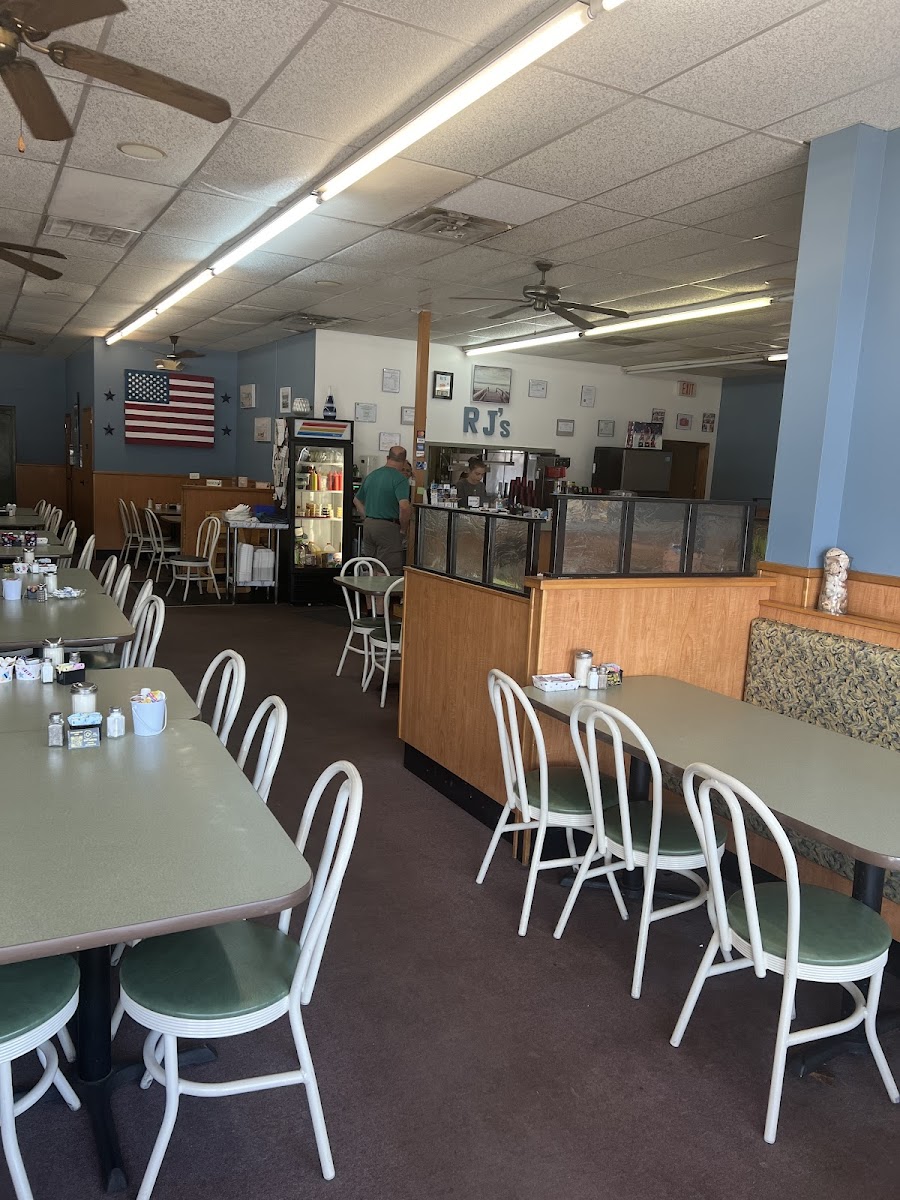 RJ's Diner - Photo 2