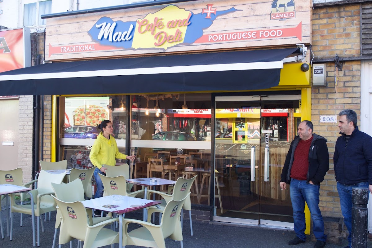 Mad cafe and deli - Photo 7
