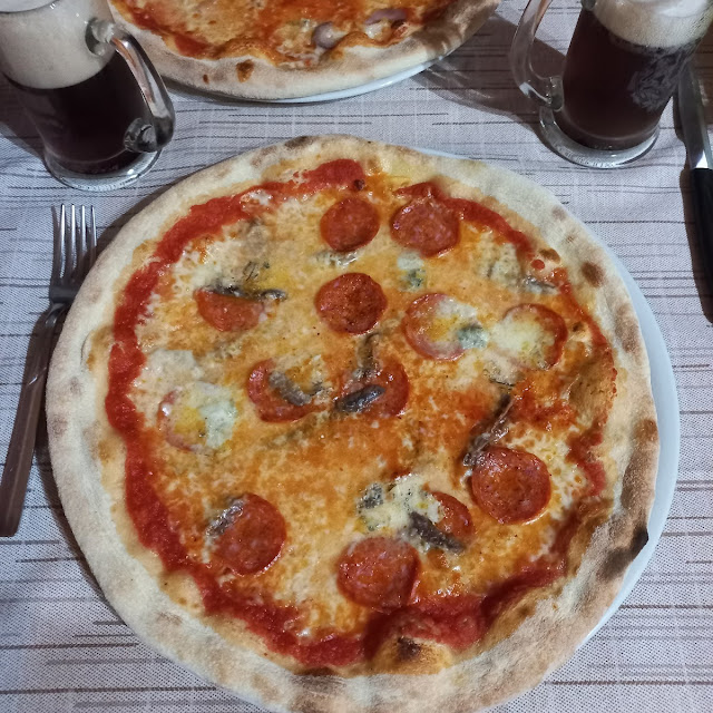 Pizza Con Blu Salamino Acciughe