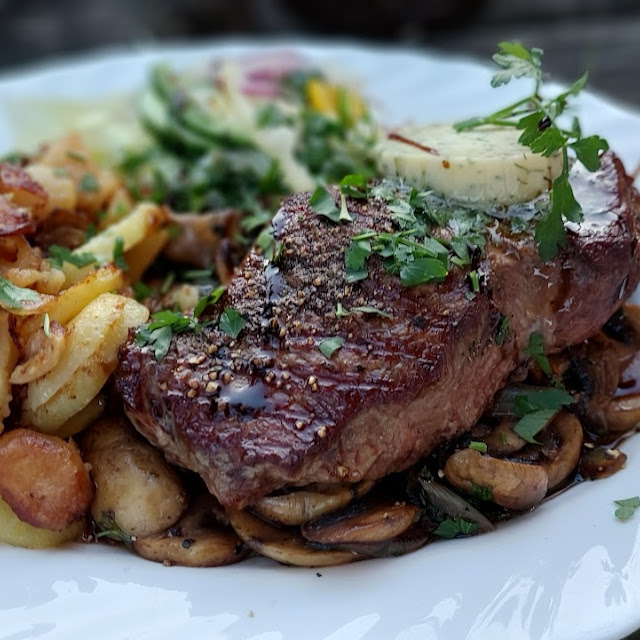 Rumpsteak Mit Bratkartoffeln Und Salat