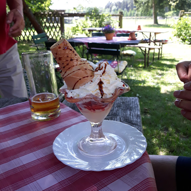 Gemischtes Eis Mit Sahne Und Erdbeeren