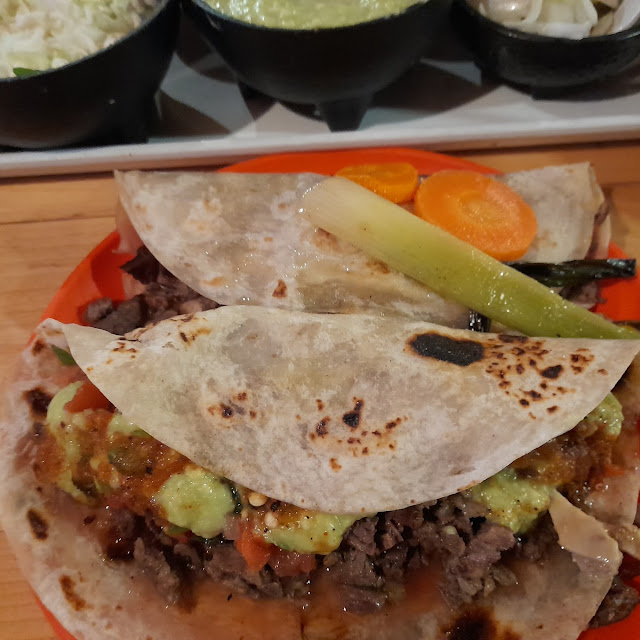 Tacos de Carne Y Tripa Asada En Tortilla de Maíz