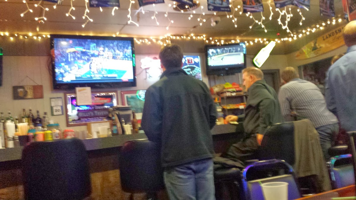 Willy's Tavern & Drive Thru - Photo 9