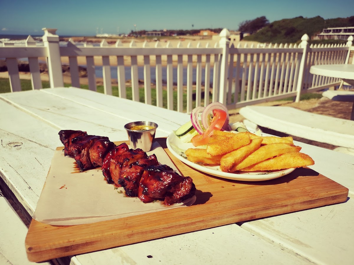 Buccaneers Beach bar and grill - Photo 1