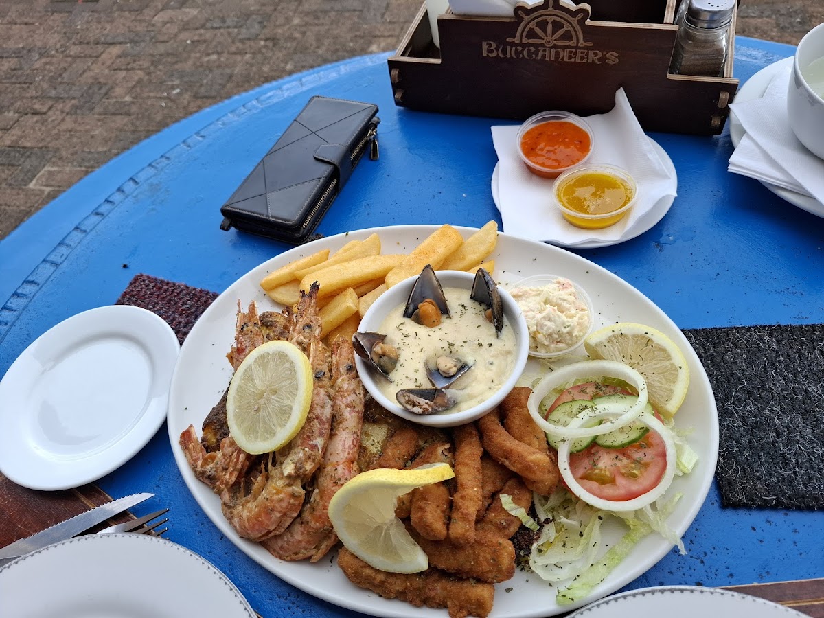 Buccaneers Beach bar and grill - Photo 2
