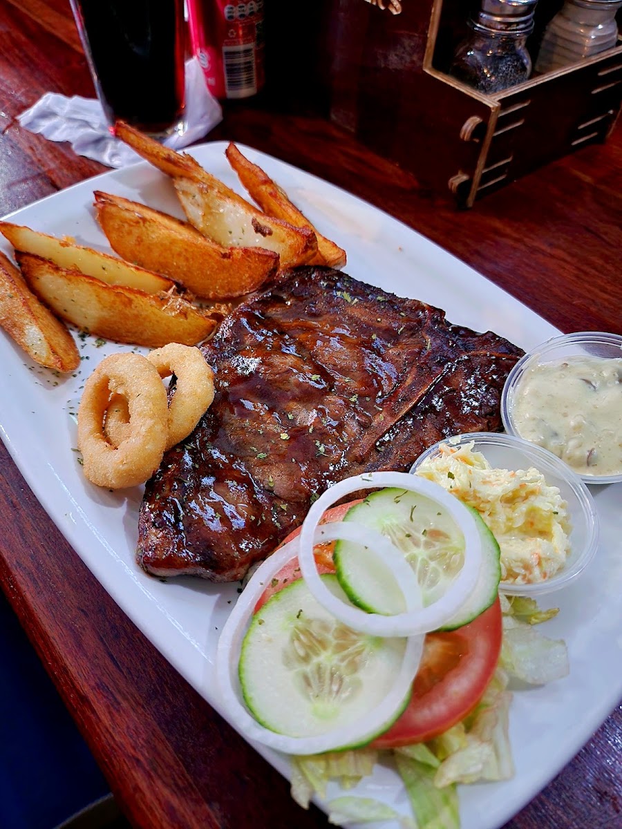 Buccaneers Beach bar and grill - Photo 4