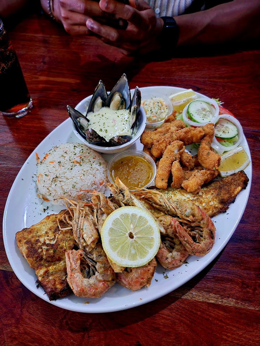 Buccaneers Beach bar and grill - Photo 5