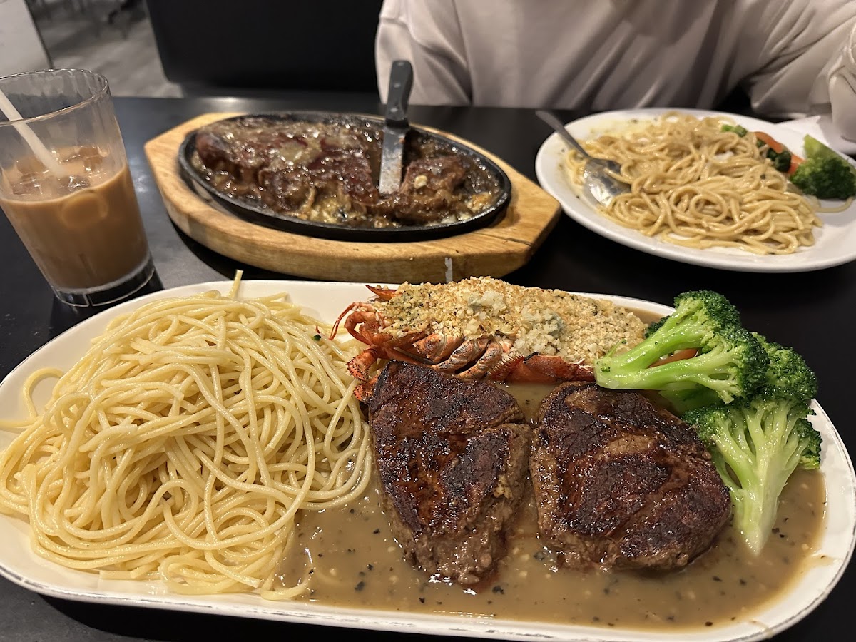 Hong Kong Bistro Cafe - Photo 3