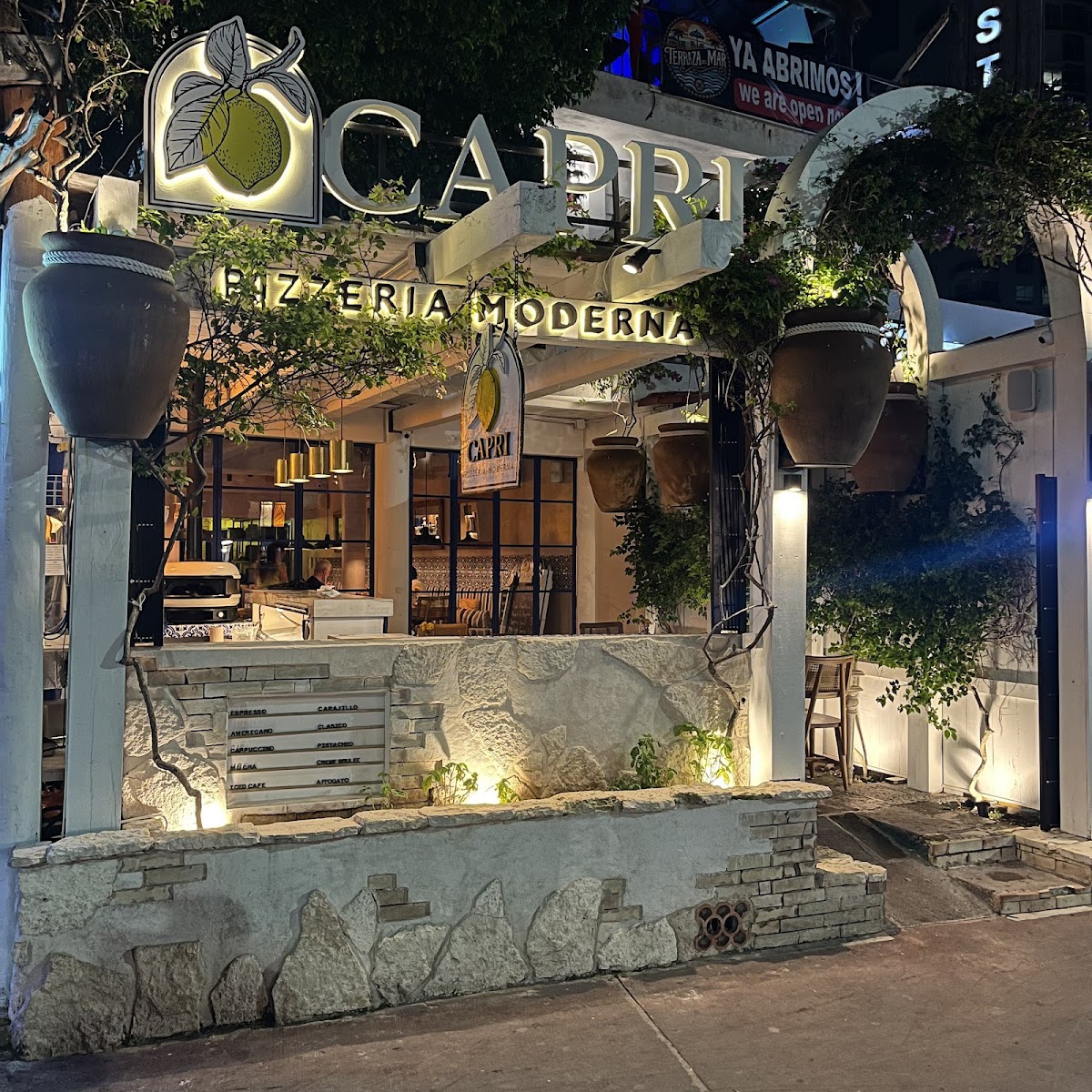Capri Pizzeria Moderna - Photo 5