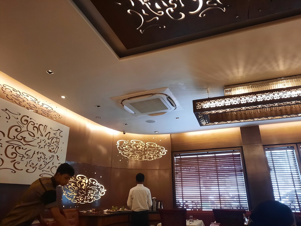 LORDS BANQUET RESTAURANT - Photo 4