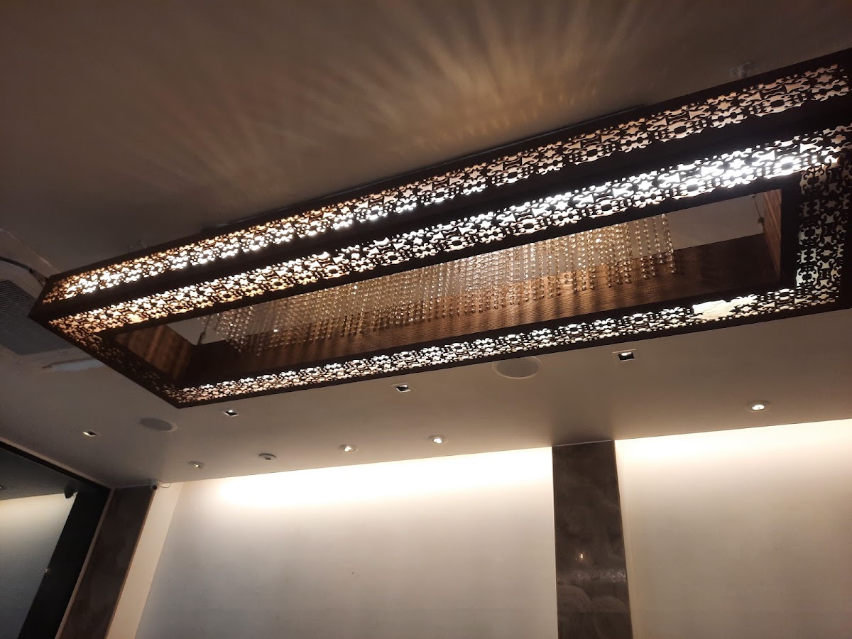LORDS BANQUET RESTAURANT - Photo 6