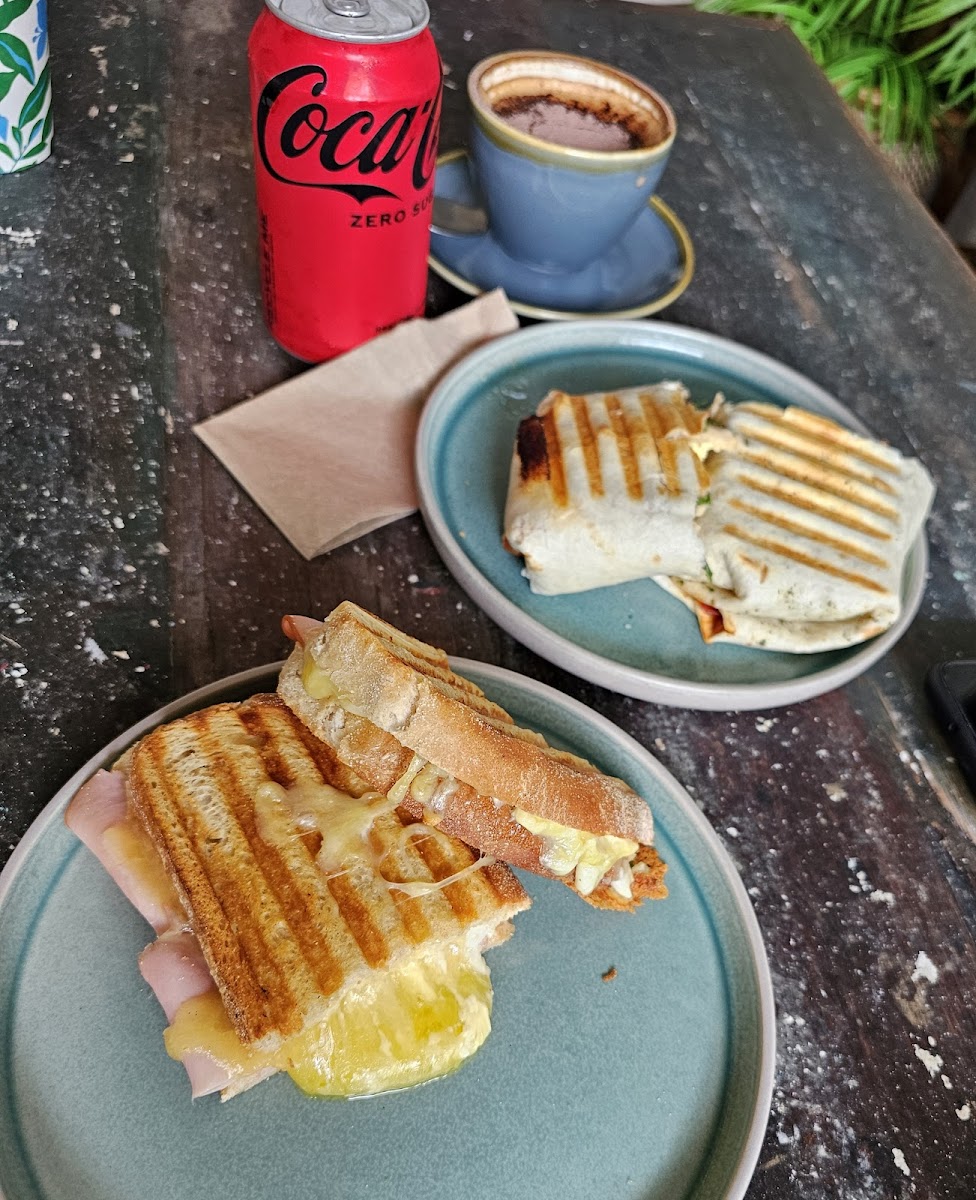 The Beach Hut Cafe & Juice Bar - Photo 6
