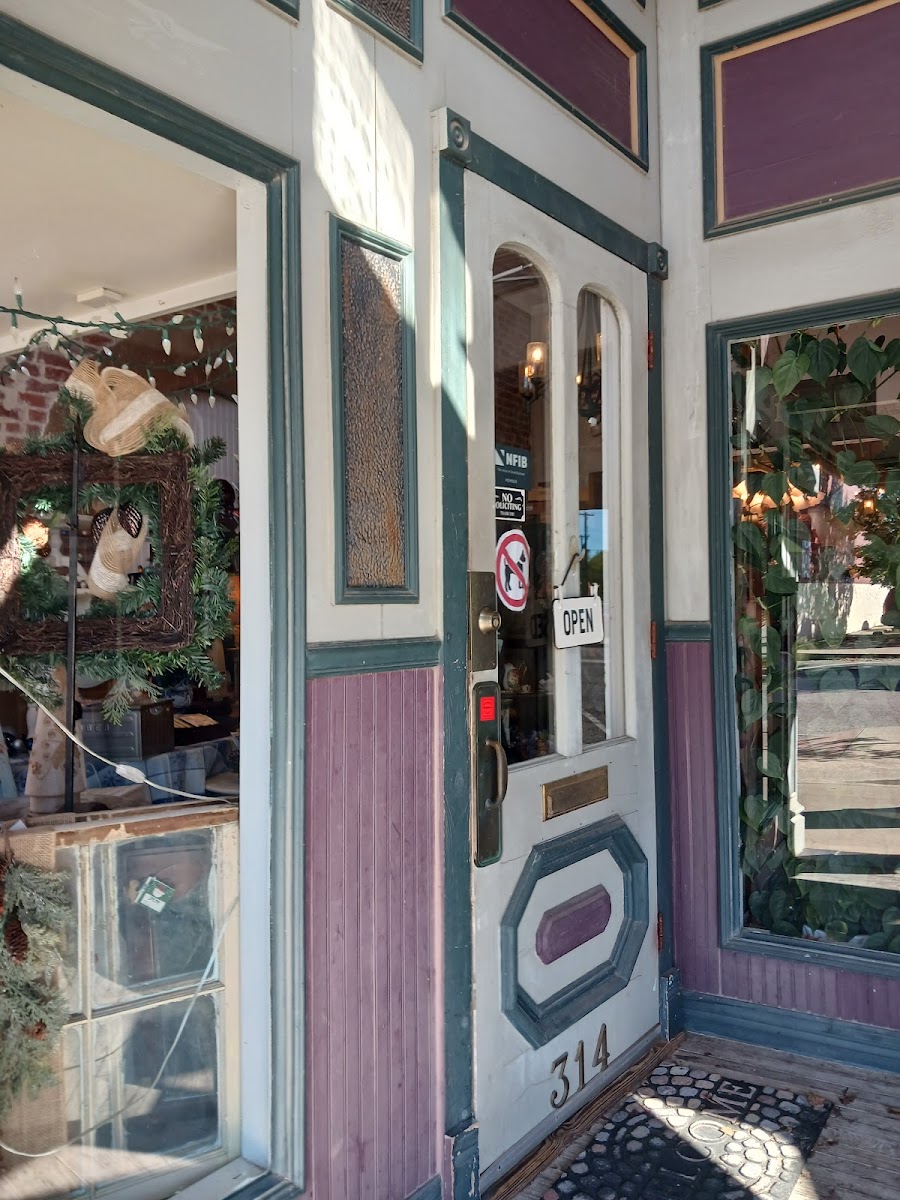 Panther Row Eatery - Photo 5