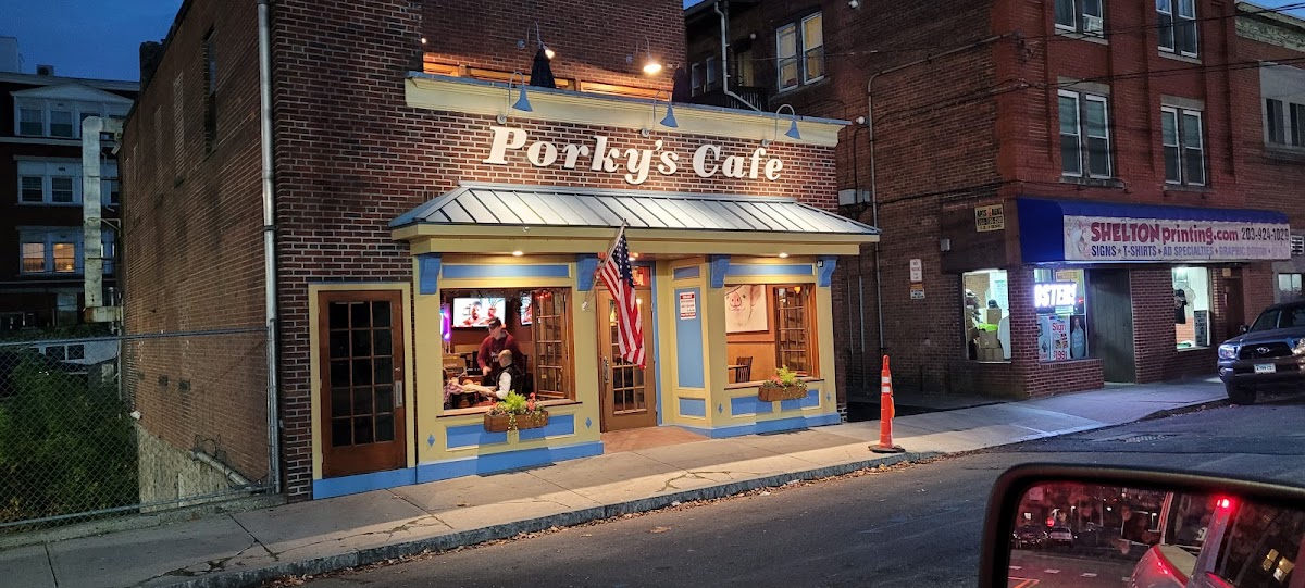 Porky's Cafe - Photo 7