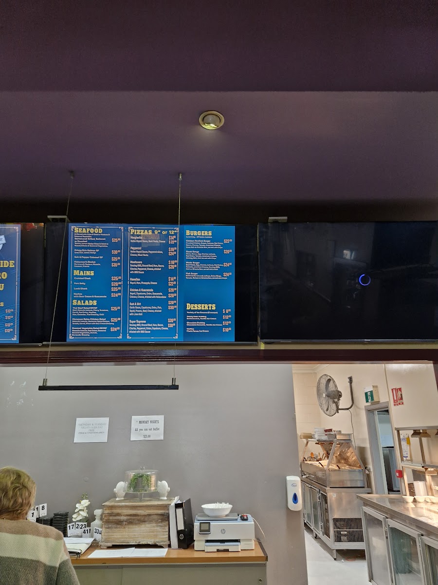 Westside Tavern Bistro - Photo 9