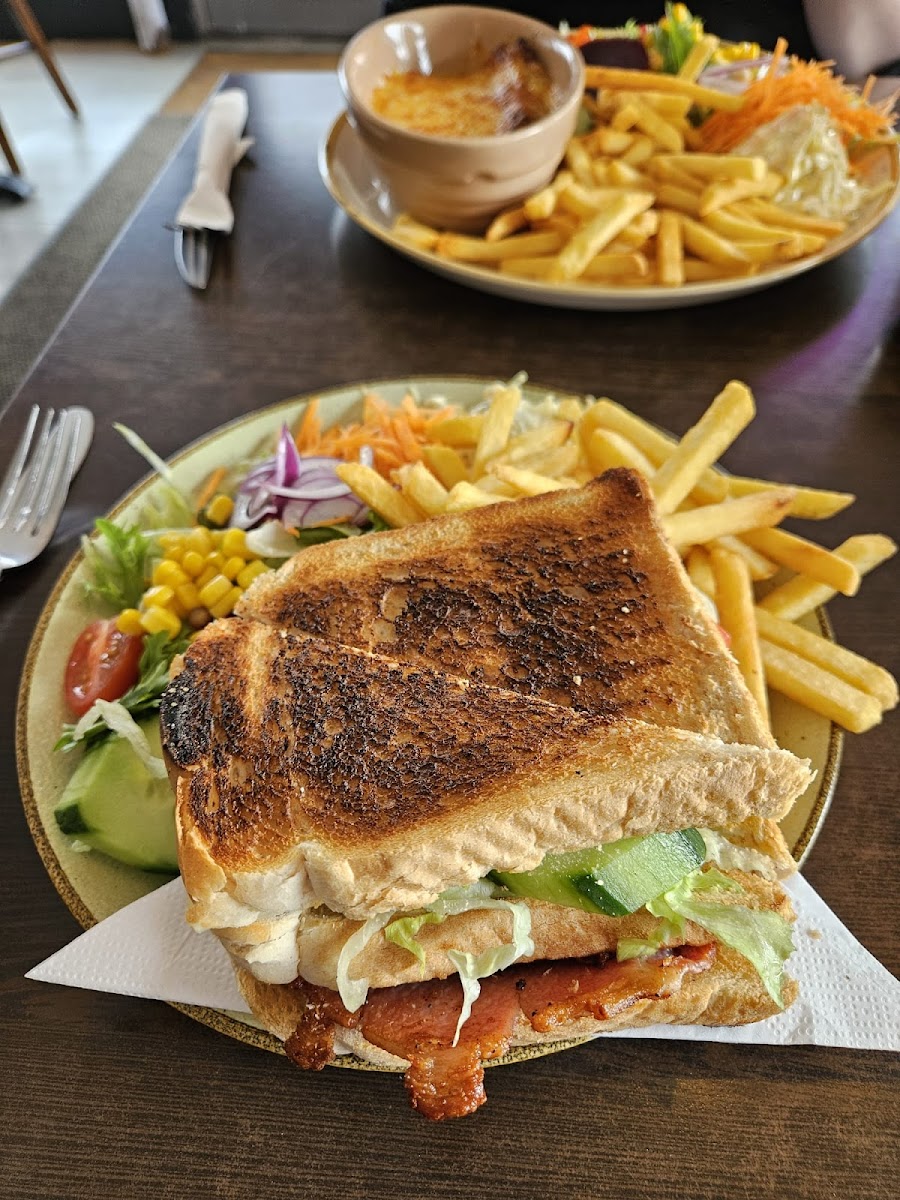 The Hardware Cafe - Photo 6