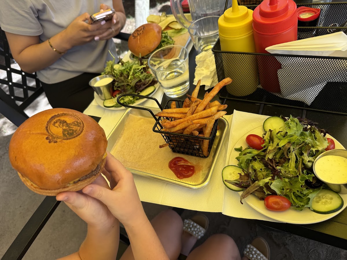 TR's Burgers - Photo 4