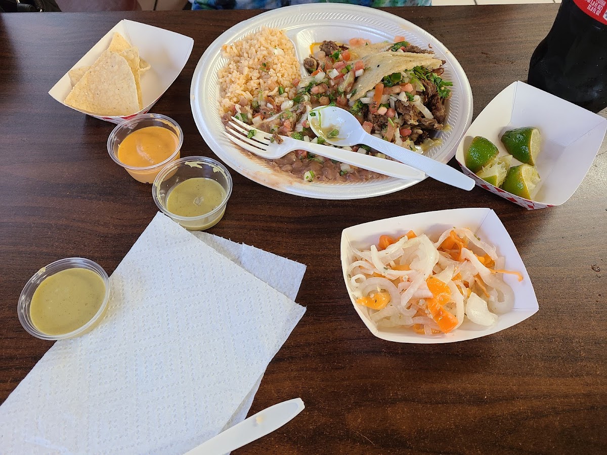 Mercado Torito y Taqueria - Photo 7