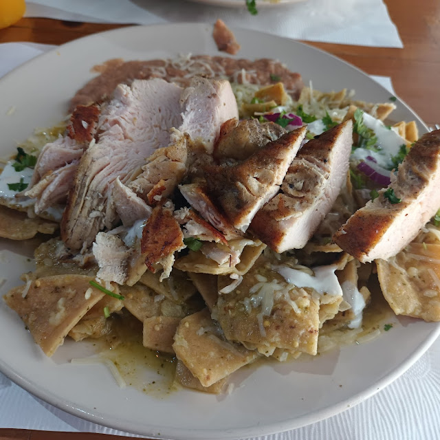Chilaquiles Rojos Con Pechuga de Pollo