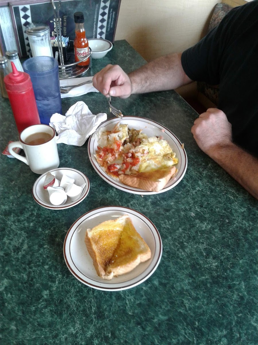Tom's Coney Cafe - Photo 7