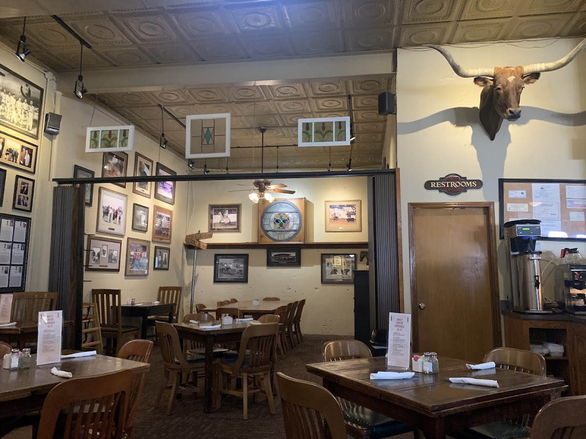 Main Street Pub - Photo 2