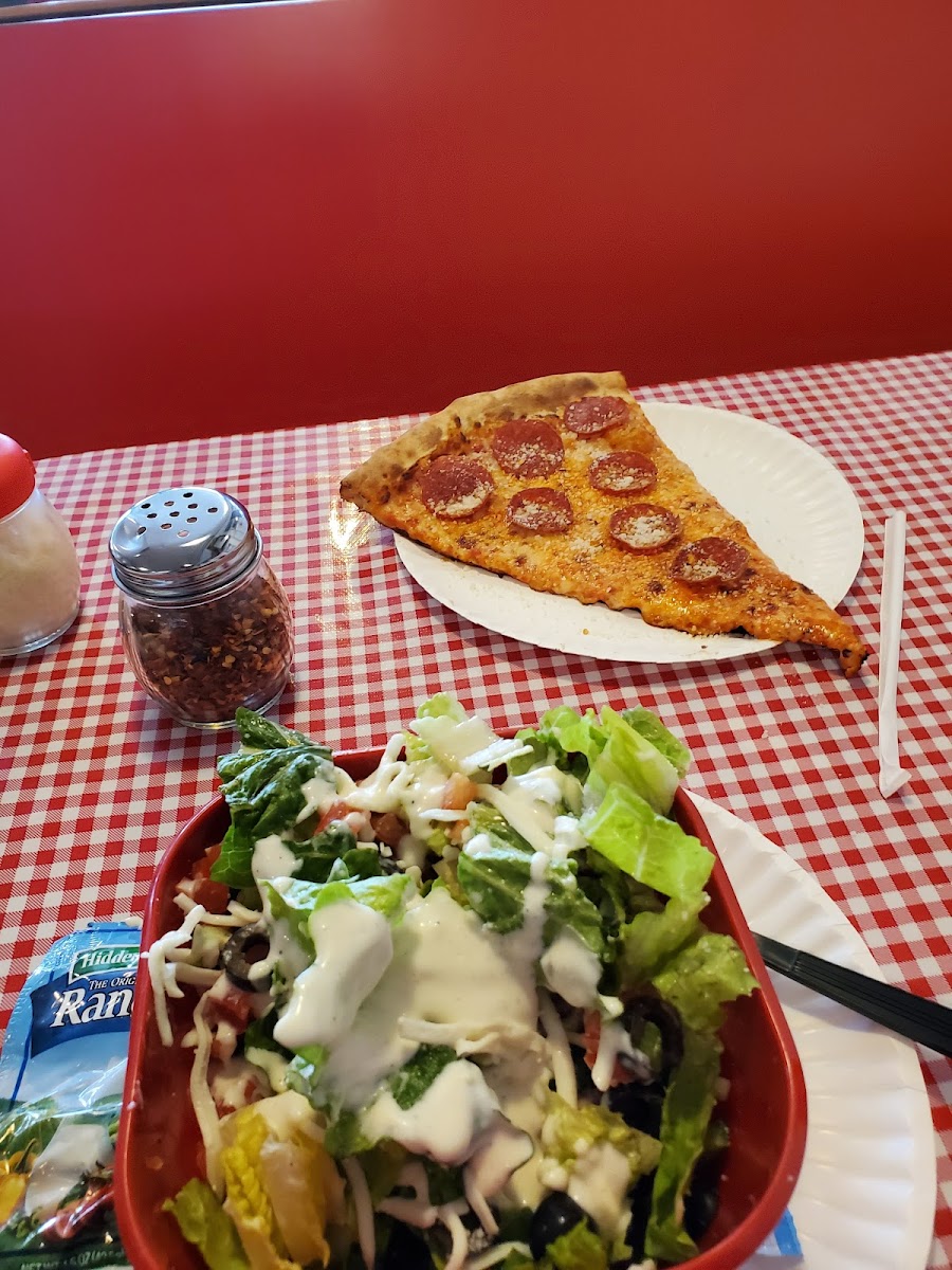 Giovanni's Pizzeria - Albuquerque - Photo 3