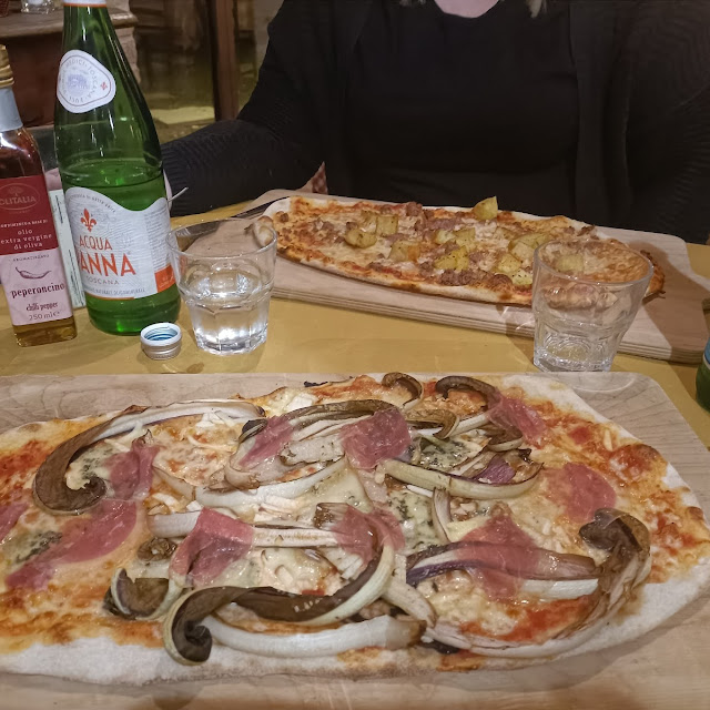 Pizza Radicchio Petto d'oca E Formaggi Misti