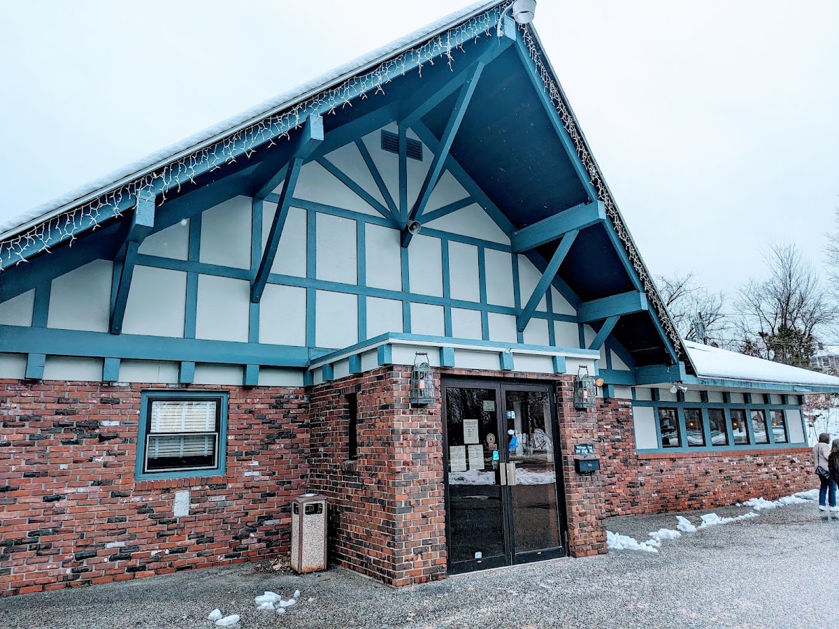The Village Inn - Auburn - Photo 4