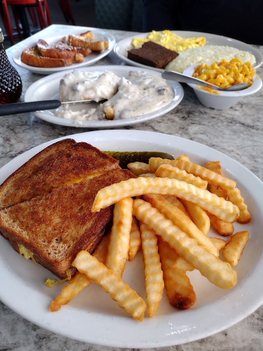Skyland Family Restaurant - Photo 5