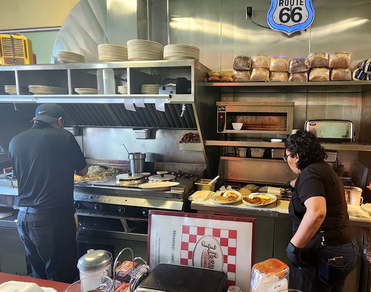 Hogan's Cafe Deluxe - Photo 9