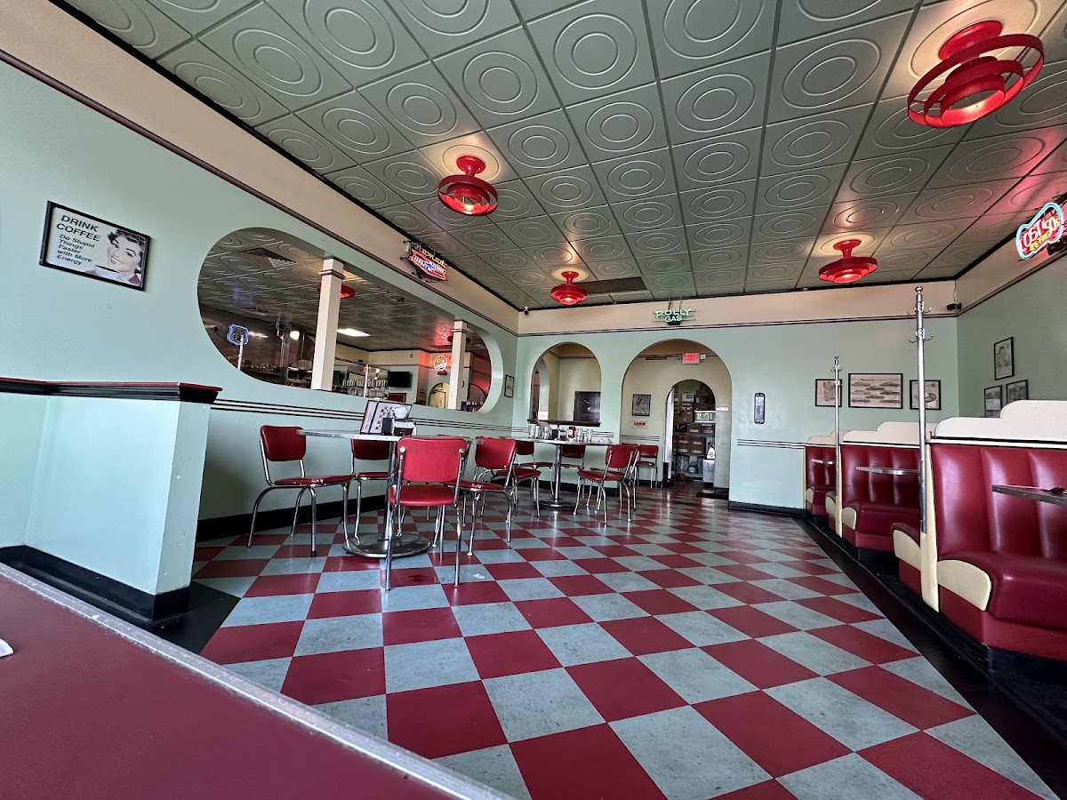 Hogan's Cafe Deluxe - Photo 3