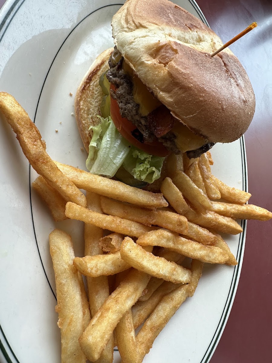 Hogan's Cafe Deluxe - Photo 6