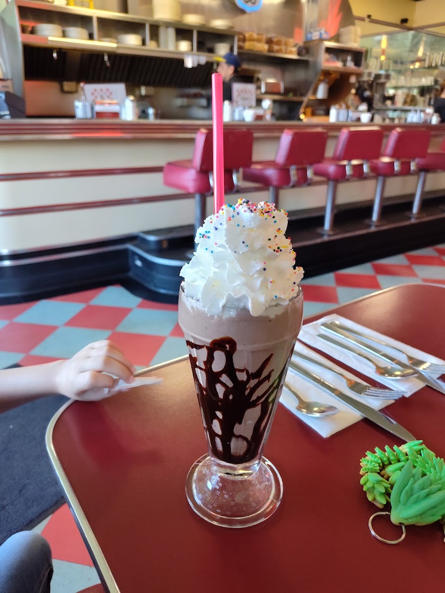 Hogan's Cafe Deluxe - Photo 8
