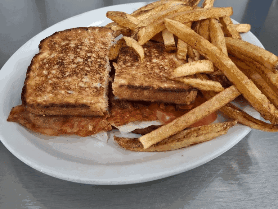 Dee's Restaurant - New Philadelphia - Photo 1